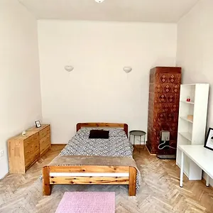 Bedroom Near The Bus And Train Station Проживание в семье